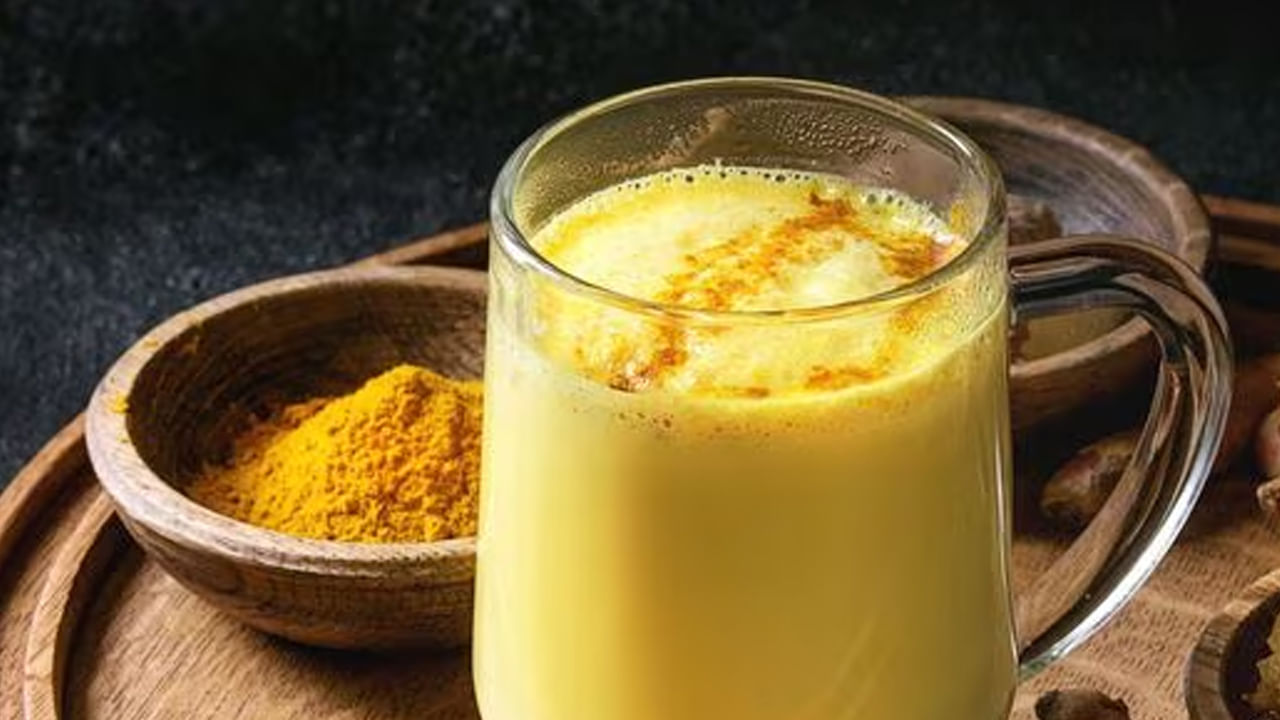 పసుపు పాలు క్రమం తప్పకుండా తాగడం వలన ఇది మీ శరీరం అంతా రక్తప్రసరణ సాఫీగా సాగేలా చేస్తుంది. ముఖ్యంగా ఎముకల దృఢత్వానికి చాలా మంచిది. జుట్టు, చర్మం, కండరాలకు అవసరమైన పోషణను ఇది అందిస్తుంది.