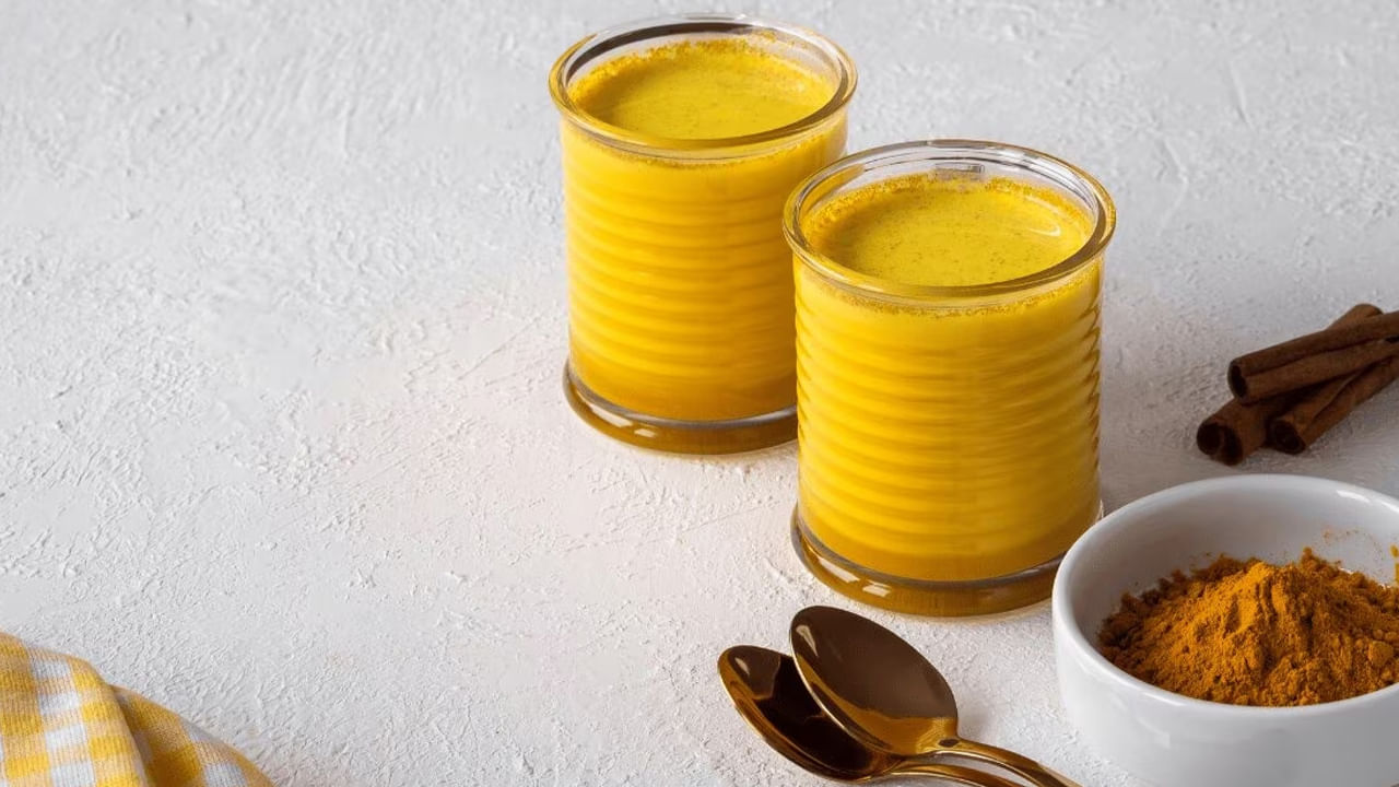 ముఖ్యంగా చలికాలంలో పసుపు పాలు తాగడం వలన ఇది ఇమ్యూనిటీని పెంచి, జలుబు తగ్గు, శ్వాస సమస్యల నుంచి ఉపశమనం కలిగేలా చేస్తుందంట. అంతే కాకుండా ప్రతి రోజూ పసుపు పాలు తాగడం వలన ఇది చర్మం నిగారింపుగా తయారవుతుంది.