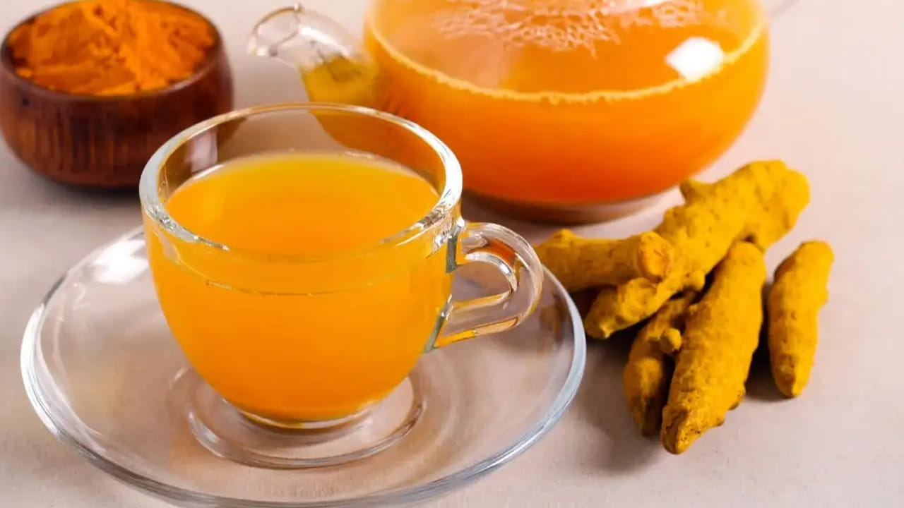 ముఖ్యంగా గోరువెచ్చని నీళ్లలో పసుపు కలుపుకొని తాగడం వల్ల అనే దీర్ఘకాలిక ఆరోగ్య సమస్యలు తగ్గుతాయని నిపుణులు చెబుతున్నారు. ఉదయాన్నే నిద్రలేచిన వెంటనే ఖాళీ కడుపుతో ఈ నీటిని తీసుకుంటే ఎంతో మంచిదని నిపుణులు సూచిస్తున్నారు.