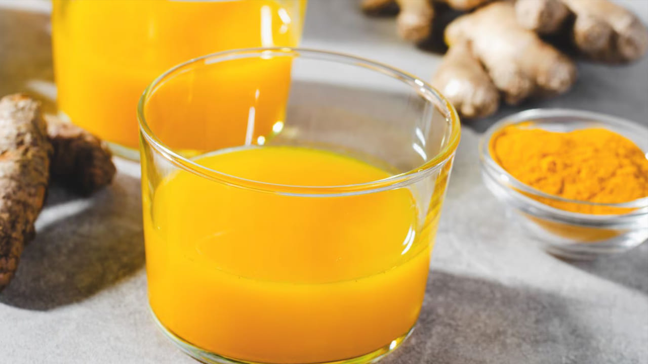 ఉదయాన్నే ఖాళీ కడుపుతో పసుపు నీటిని తీసుకోవడం వల్ల జీర్ణ వ్యవస్థ మెరగువుతుంది. జీర్ణ సంబంధిత సమస్యలన్నీ బలదూర్ అవుతాయి. ముఖ్యంగా గ్యాస్, అజీర్ణం, మలబద్ధకం వంటి కడుపు సంబంధిత సమస్యలు దూరమవుతాయి. పేగు ఆరోగ్యాన్ని కాపాడడంలో ఉపయోగపడుతుంది. ఊబకాయంతో ఇబ్బంది పడేవారు కూడా పసుపు నీటిని తీసుకుంటే మేలు జరుగుతుంది. దీంతో శరీరంలో మెటబాలిక్ రేటు పెరిగి వేగంగా బరువు తగ్గడంలో ఉపయోగపడుతుంది.