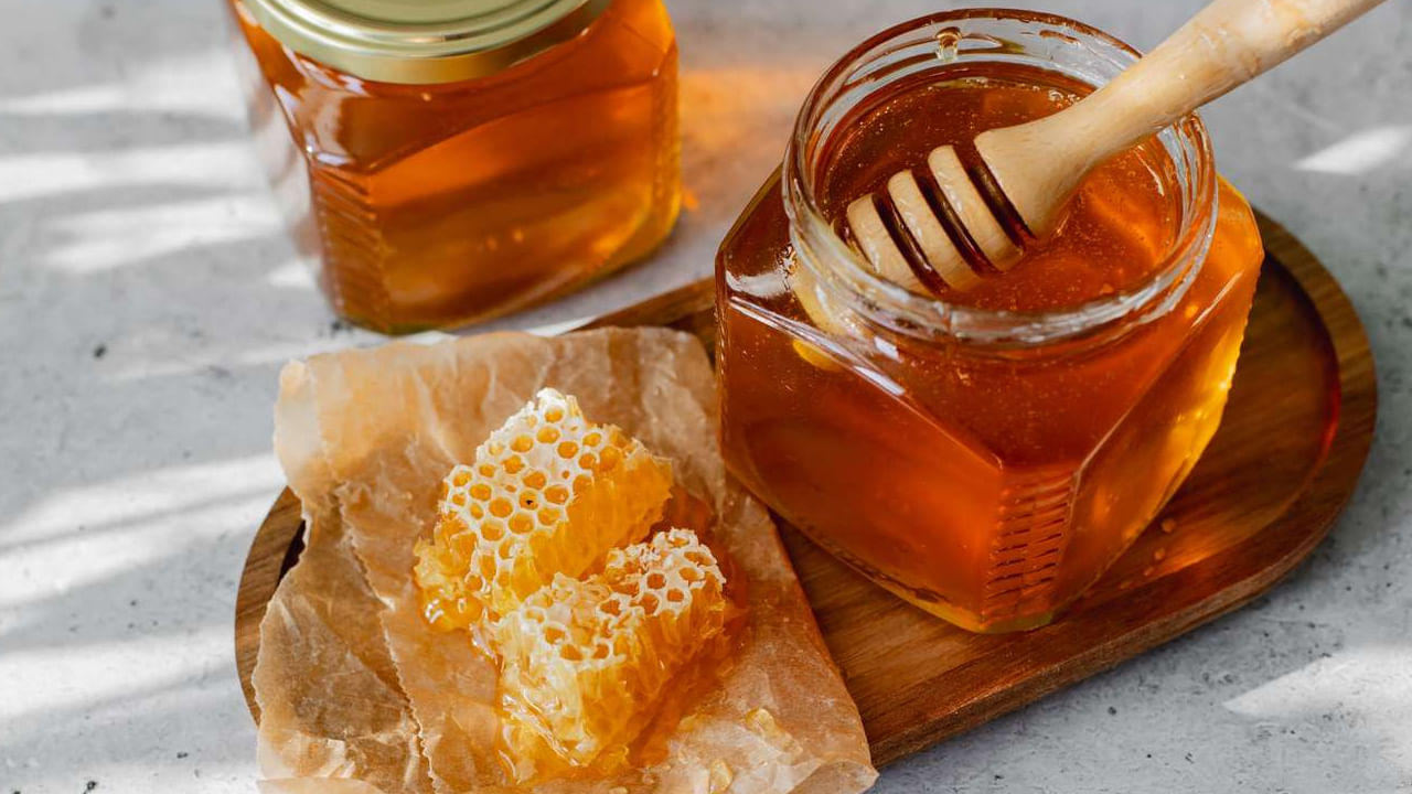 ఎందుకంటే తేనెను అధికంగా తీసుకోవడం వల్ల కడుపు, ప్రేగులకు దీర్ఘకాలిక నష్టం వాటిల్లుతుంది, దీనివల్ల ఉబ్బరం, అపానవాయువు, తిమ్మిర్లు, అలాగే విరేచనాలు కడుపు నొప్పి వంటి సమస్యలు వస్తాయని వైద్యులు చెబుతున్నారు.( NOTE: పైన పేర్కొన్న ఆంశాలు కేవలం అవగాహన కోసం మాత్రమే అందించబడినవి.. వీటిని టీవీ9 దృవీకరించలేదు.. వీటిపై మీకు సందేహాలు ఉంటే వైద్యులను సంప్రదించండి)