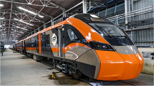 Vande Bharat Sleeper: ప్రయాణికులకు గుడ్న్యూస్.. తెలుగు రాష్ట్రాలకు తొలి వందేభారత్ స్లీపర్ రైలు.. ఏ మార్గంలో అంటే..