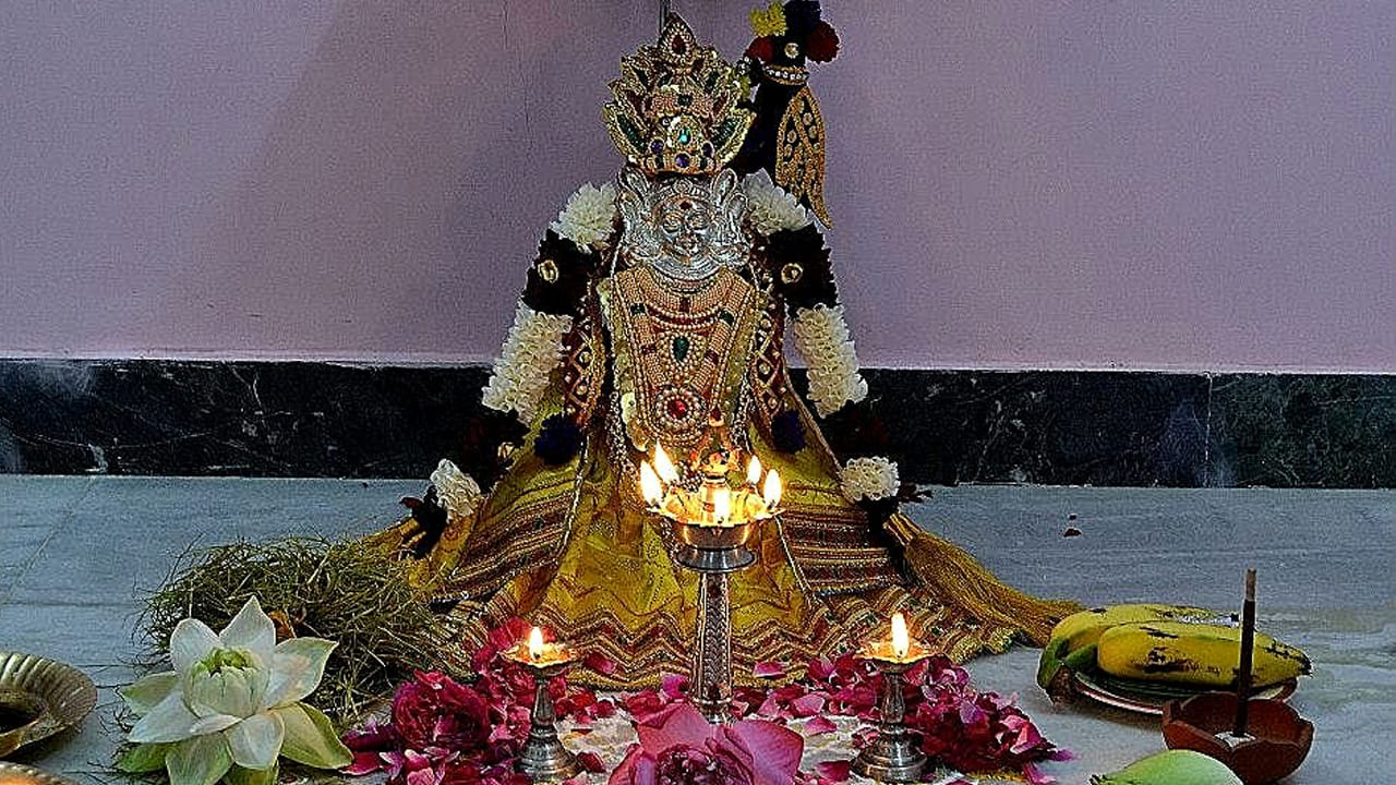 మంత్రం పఠించడం: అనార్తియాండ్పుష్పాంజలి (పువ్వుల సమర్పణ)తో "ఓంశ్రీమహాలక్ష్మ్యై నమః" అనే లక్ష్మీ మంత్రం 108 సార్లు పునరావృతం చేయండి లేదా “ఓంశ్రీమహాలక్ష్మీవిద్మహేవిష్ణుపత్న్యైచాధీమహితన్నోలక్ష్మీప్రచోదయాత్” -అంటూ లక్ష్మీ గాయత్రి మంత్రాన్ని జపించండి.  