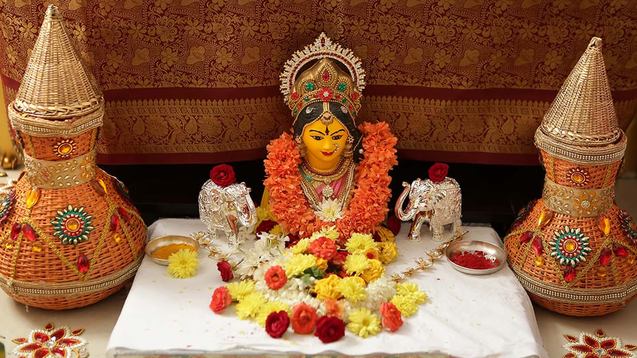 ప్రయోజనాలు: ఈ వ్రతం గత జన్మ పాపాలను, కర్మ అడ్డంకులను తొలగిస్తుంది. మానసిక స్పష్టత, కుటుంబ సామరస్యం,  భౌతిక శ్రేయస్సును తెస్తుంది. ఆధ్యాత్మిక వృద్ధిని పెంచుతుంది. లక్ష్మి, విష్ణువు ఇద్దరి ఆశీర్వాదాలను ఆకర్షిస్తుంది.