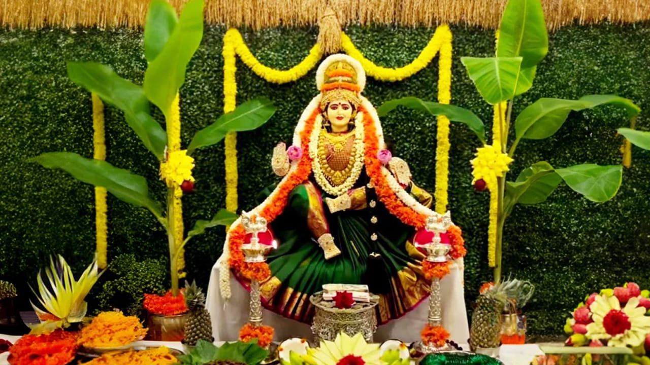  ఉపవాసం: సూర్యాస్తమయం వరకు సాత్విక ఉపవాసం పాటించండి. వెచ్చని పాలు, పండ్లు, గింజలు లేదా తేలికపాటి సూప్‌లు తీసుకువచ్చు. సాయంత్రం హారతి తర్వాత నైవేద్యంగా పెట్టిన ఖీర్‌ని స్వీకరించి ఉపవాసం విరమించండి. 