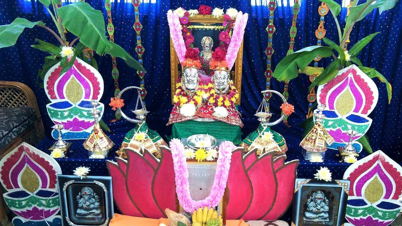 నైవేద్యాలు: లక్ష్మికి ఖీర్ (బియ్యం పాయసం) నైవేద్యంగా పెట్టండి. అలాగే విష్ణువుకు చిన్న పళ్ళెంలో బెల్లం, శనగపప్పు సమర్పించండి. సమృద్ధికి గుర్తుగా పసుపు పువ్వులు, కొన్ని నాణేలు, స్వీట్లు అమ్మకి అర్పించండి. దీంతో కుటుంబ సబ్యులకు లక్ష్మీ కటాక్షం లభిస్తుందని చెబుతున్నారు పండితులు. 