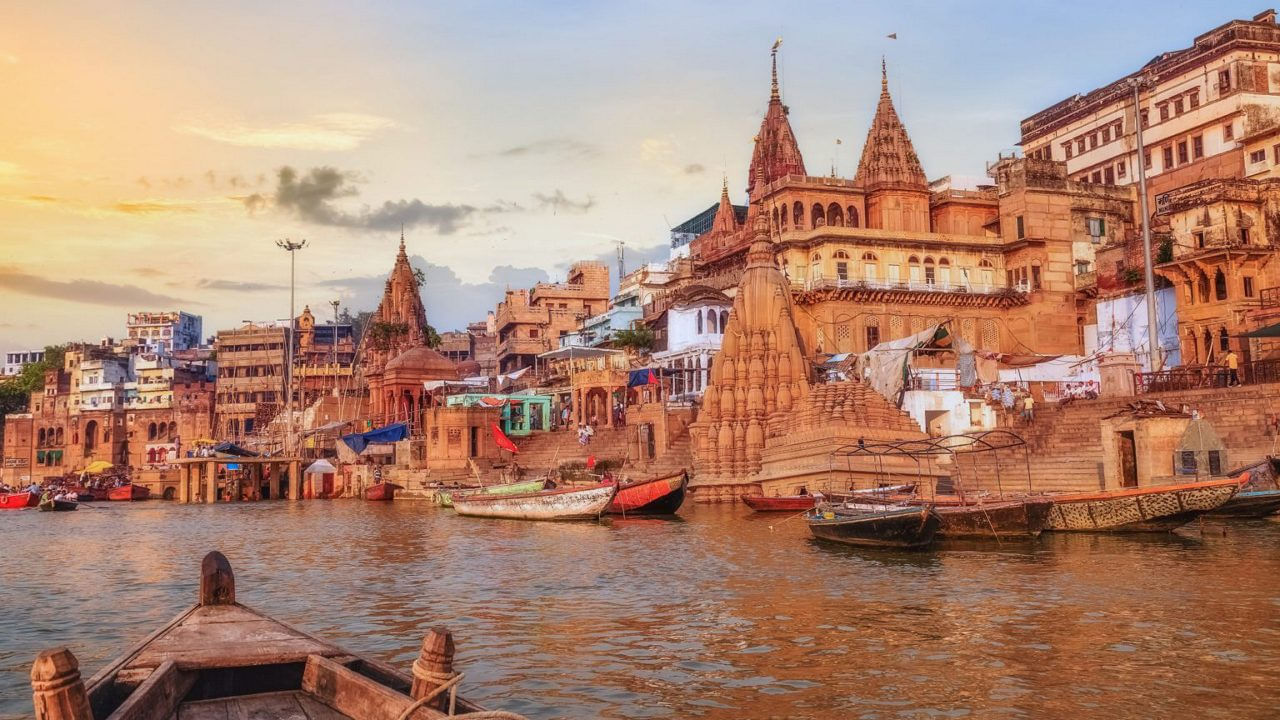 హరిశ్చంద్రుడు ఈ ఘాట్లోని శ్మశాన వాటికలో చాలా సంవత్సరాలు పనిచేశాడని మరియు అతని పదవీకాలంలో అనేక కష్టాలు మరియు పరీక్షలను ఎదుర్కొన్నాడని నమ్ముతారు. అతని కథ కర్మ, ధర్మం పట్ల హిందూ విశ్వాసంలో మరియు ఒకరి సూత్రాలు మరియు విలువలను నిలబెట్టుకోవడం యొక్క ప్రాముఖ్యతకు నిదర్శనంగా పరిగణించబడుతుంది.