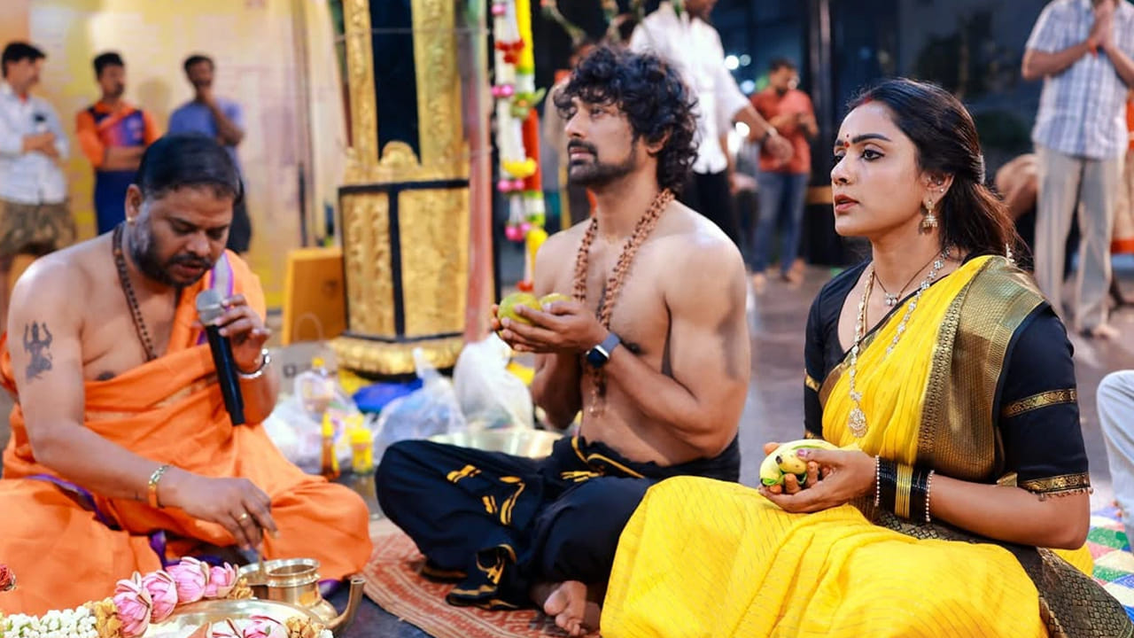  సామాన్యులతో పాటు సినిమా సెలబ్రిటీలు కూడా అయ్యప్ప స్వామి మాలను ధరించడం ఆనవాయితీగా వస్తోంది. ఏటా చాలా మంది హీరోలు ఈ దీక్షను స్వీకరించి భక్తి శ్రద్ధలు, నియమ నిష్టలతో అయ్యప్ప స్వామిని పూజిస్తున్నారు