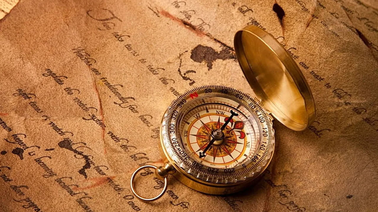 ఒక వ్యక్తి జీవితంలో వాస్తు అనేది కీలక పాత్ర పోషిస్తుంది. ఏ సమయంలోనైనా సరే తప్పకుండా వాస్తు నియమాలు పాటించాలి అంటారు. అలాగే వాస్తు శాస్త్రం ప్రకారం, కొన్ని వస్తువులు ఎప్పుడూ మీ చేయి జారకుండా చూసుకోవాలంట. కొన్ని రకాల వస్తువులు మీ చేతుల నుంచి జారి కిందపడితే, అవి మీకు రాబోయే సమస్యలు, ఆర్థిక నష్టాల గురించి సూచిస్తుందంట. కాగా, ఏ వస్తువుల చేతిలో నుంచి జారి కిందపడకూడదో ఇప్పుడు చూద్దాం.