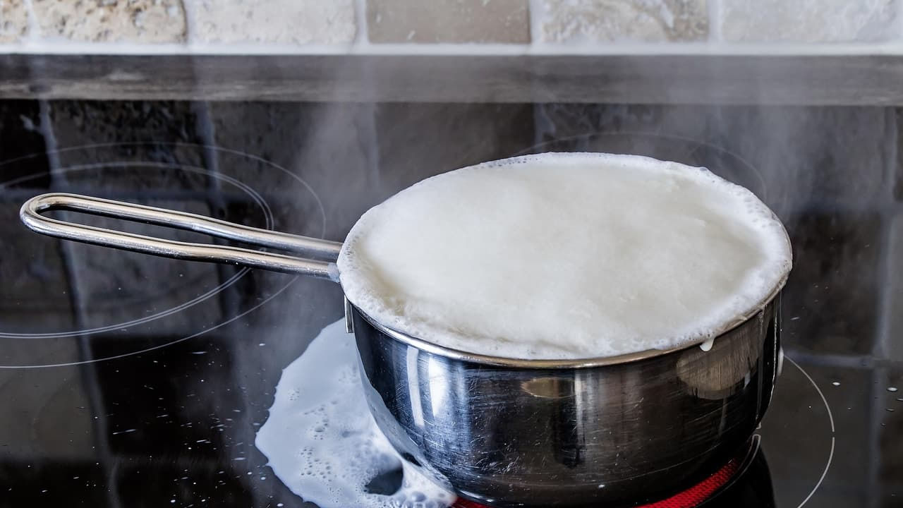 చేతిలో నుంచి ఎట్టిపరిస్థితుల్లో పాలు చింది కిందపడకూడదంట. ఇది వాస్తు శాస్త్రం ప్రకారం అస్సలే మంచిది కాదు అని చెబుతున్నారు పండితులు. దీని వలన మీరు జీవతంలో అనేక ఆర్థిక సమస్యలు ఎదుర్కోవాల్సి వస్తుందంట.