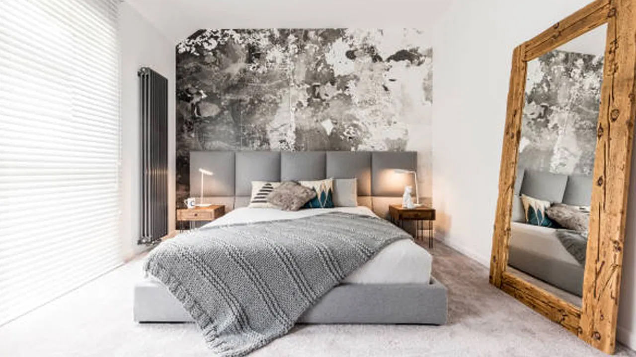 అయితే మీకు గనుక రాత్రి సమయంలో సరిగ్గా నిద్ర పట్టకపోతే తప్పకుండా మీ బెడ్ రూమ్ విషయంలో వాస్తు దోషాలు ఏమైనా ఉన్నాయో లేదో చూసుకోవాలంట. ఏ వస్తువులు ఏ ప్రదేశంలో ఉన్నాయి. బెడ్స్ సరైన దిశలో ఉన్నాయా లేదా? చూసుకోవాలంట. దీని వలన మీకు ఎలాంటి వాస్తు దోషాలు ఉండవంట.