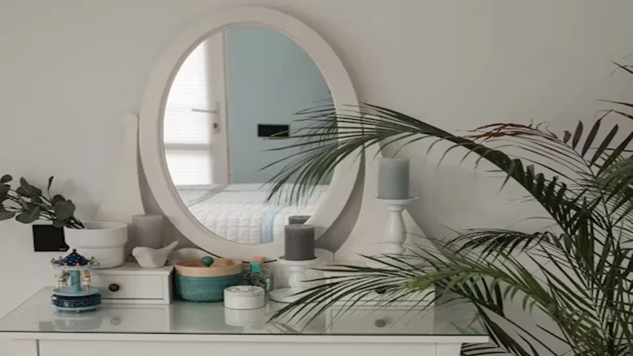 ఇక బెడ్ రూమ్లో ఎట్టి పరిస్థితుల్లోనూ అద్దం ఉంచకూడదంట. బెడ్ రూమ్లో అద్దం ఉంటే వాస్తు సమస్యలు చుట్టు ముట్టే ప్రమాదం ఉంది. అంతే కాకుండా, ఇది మీ నిద్రకు భగం కలిగే ప్రమాదం ఉందని చెబుతున్నారు వాస్తు శాస్త్ర నిపుణులు.