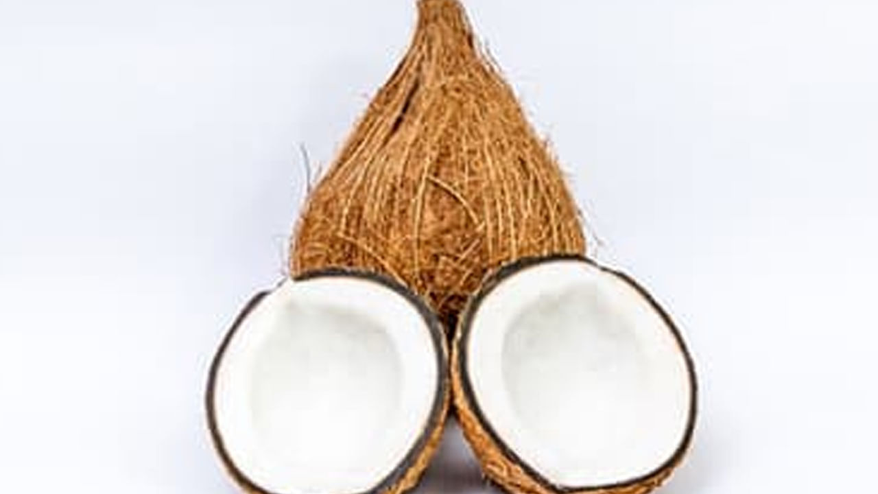 అలాగే ఎవరి చేతిలో నుంచి అయితే కొబ్బరికాయ కిందపడుతుందో అది చాలా అపశకునం అంటున్నారు వాస్తు నిపుణులు. ఇది మీ కెరీర్, ఉద్యోగానికి సంబంధించిన సమస్యలను సూచిస్తుందంట.