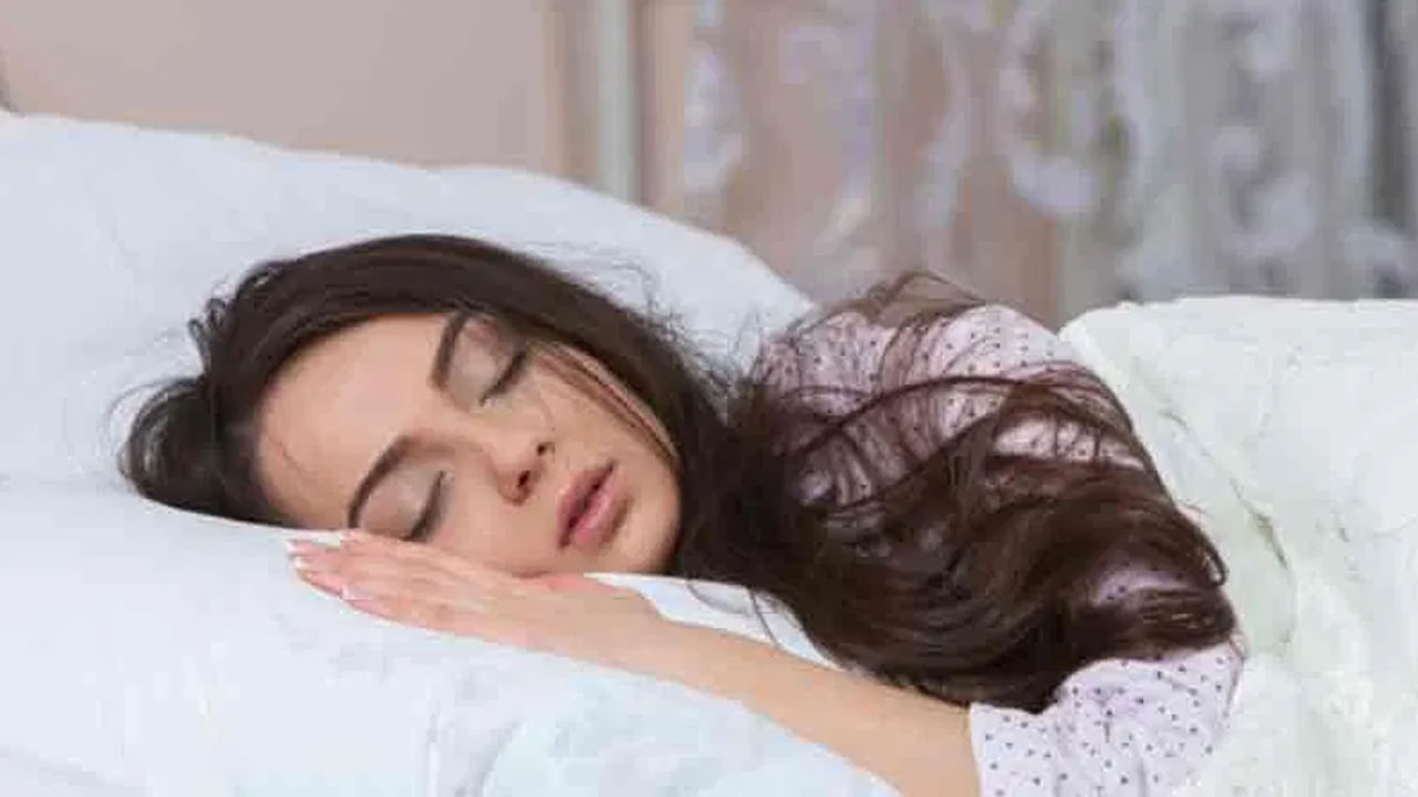 అలాగే వాస్తు శాస్త్రం ప్రాకారం, బెడ్ రూమ్ కూడా ఎప్పుడూ ఈశాన్య దిశలో ఉంచడం సరికాదంట. ఈ శాన్య దిశలో మంచం ఉండటం వలన నిద్ర భగం కలుగుతుందంట. ఇది వాస్తు ప్రకారం కూడా అస్సలే మంచిది కాదు అని చెబుతున్నారు వాస్తు శాస్త్ర నిపుణులు.