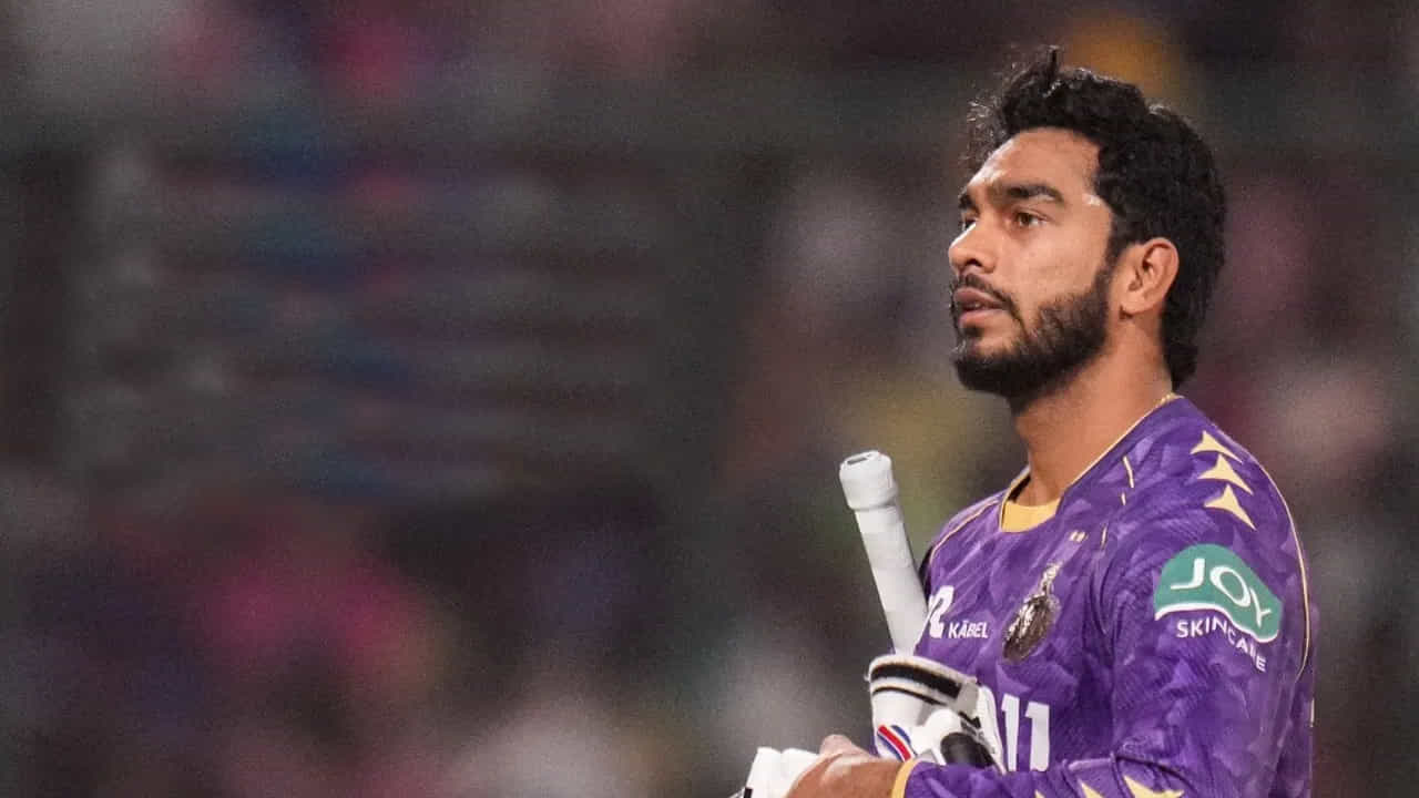 కోల్కతా నైట్ రైడర్స్ (KKR) ఆల్ రౌండర్ వెంకటేష్ అయ్యర్ విడుదలైన అత్యంత ఖరీదైన ఆటగాడిగా నిలిచారు. మెగా వేలంలో KKR అతన్ని రూ. 23.75 కోట్లకు కొనుగోలు చేసి అందరినీ ఆశ్చర్యపరిచింది. అయితే, వెంకటేష్ 11 మ్యాచ్ల్లో కేవలం 142 పరుగులు మాత్రమే చేసి పేలవమైన సీజన్ను గడిపాడు.