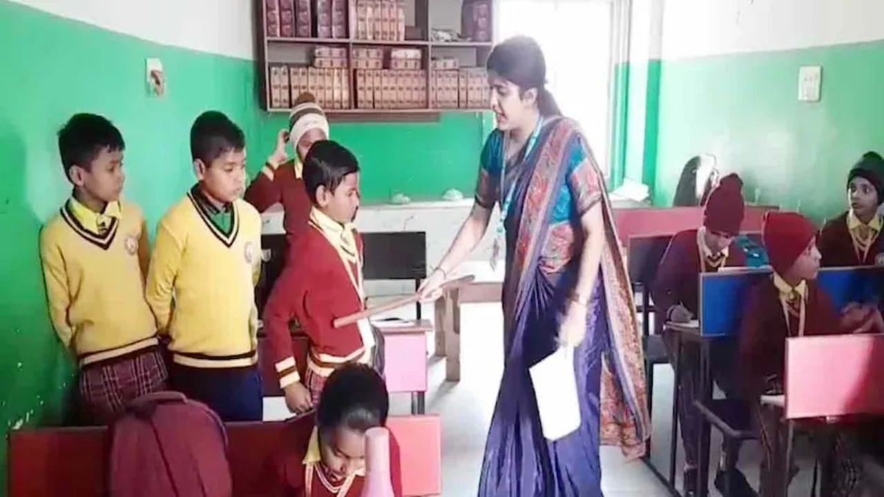 Watch: అదేంది పంతులమ్మ.. వాళ్లు అంత తప్పేం చేశారు..! విద్యార్థులను ఇష్టమొచ్చినట్టు చితకబాదిన టీచర్!