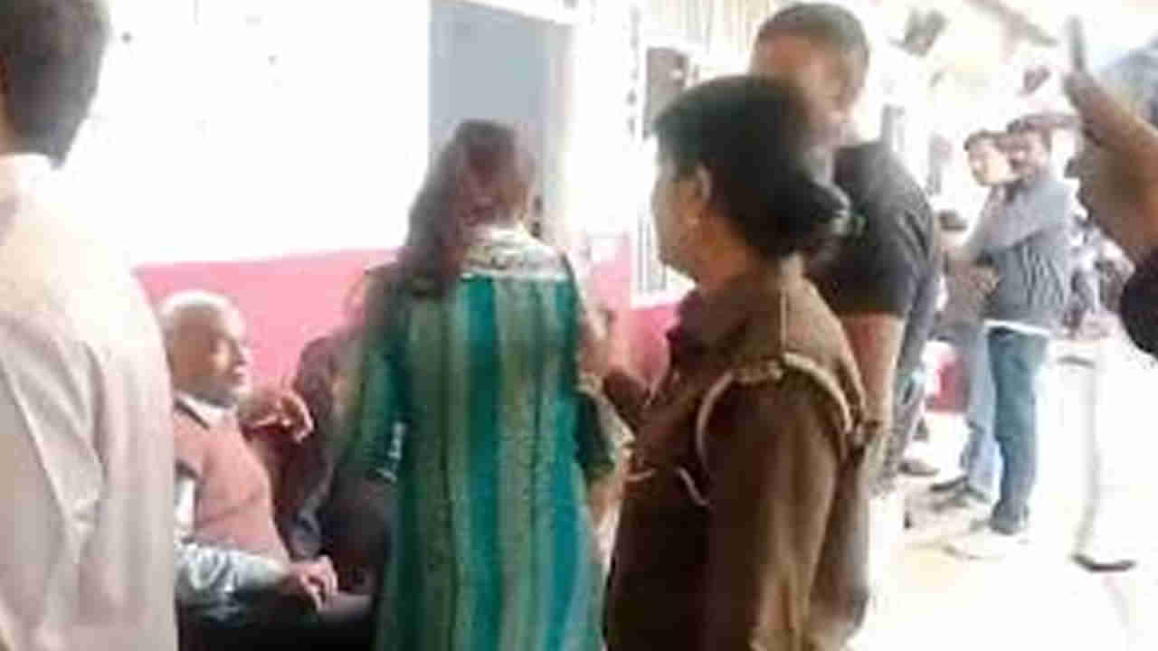 Viral: ఆమె చెరువు దగ్గరకు వచ్చింది.. అదను చూసి ముద్దుపెట్టేశాడు.. ఆపై సీన్ సితారయ్యింది