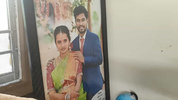 Andhra: ఇంట్లో ఒంటరిగా ఉన్న మహిళ.. కట్ చేస్తే.. సాయంత్రం భర్త వచ్చి తలుపులు తీయగా