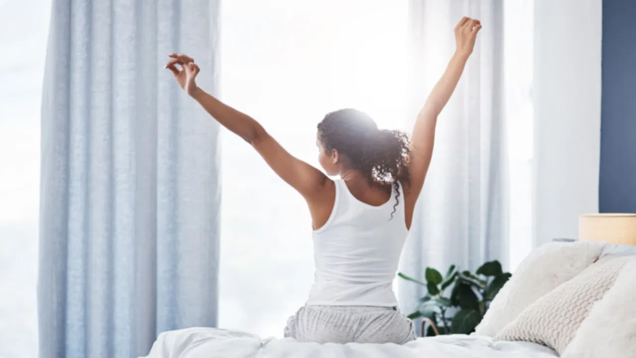 ఆలస్యంగా నిద్ర లేవడం: వాస్తు శాస్త్ర నిపుణుల అభిప్రాయం ప్రకారం, ఉదయం 4 - 6 గంటల మధ్య మేల్కొనడం అవసరం. ముఖ్యంగా, కుటుంబ పెద్ద సూర్యోదయానికి ముందు మేల్కొని, స్నానం చేసి, సాధారణ దినచర్యను పూర్తి చేయడం అవసరం. సూర్యుని సానుకూల శక్తిని పొందడానికి, ఇంట్లో సానుకూల విషయాలు జరగడానికి ఈ దినచర్య అవసరం. దీనికి విరుద్ధంగా, సూర్యోదయం తర్వాత కూడా ఇంట్లో నిద్రపోవడం వల్ల ఇంట్లో ప్రతికూల శక్తి ఏర్పడుతుంది. వ్యాపార నష్టాలు - వృధా ఖర్చులు వస్తాయి!