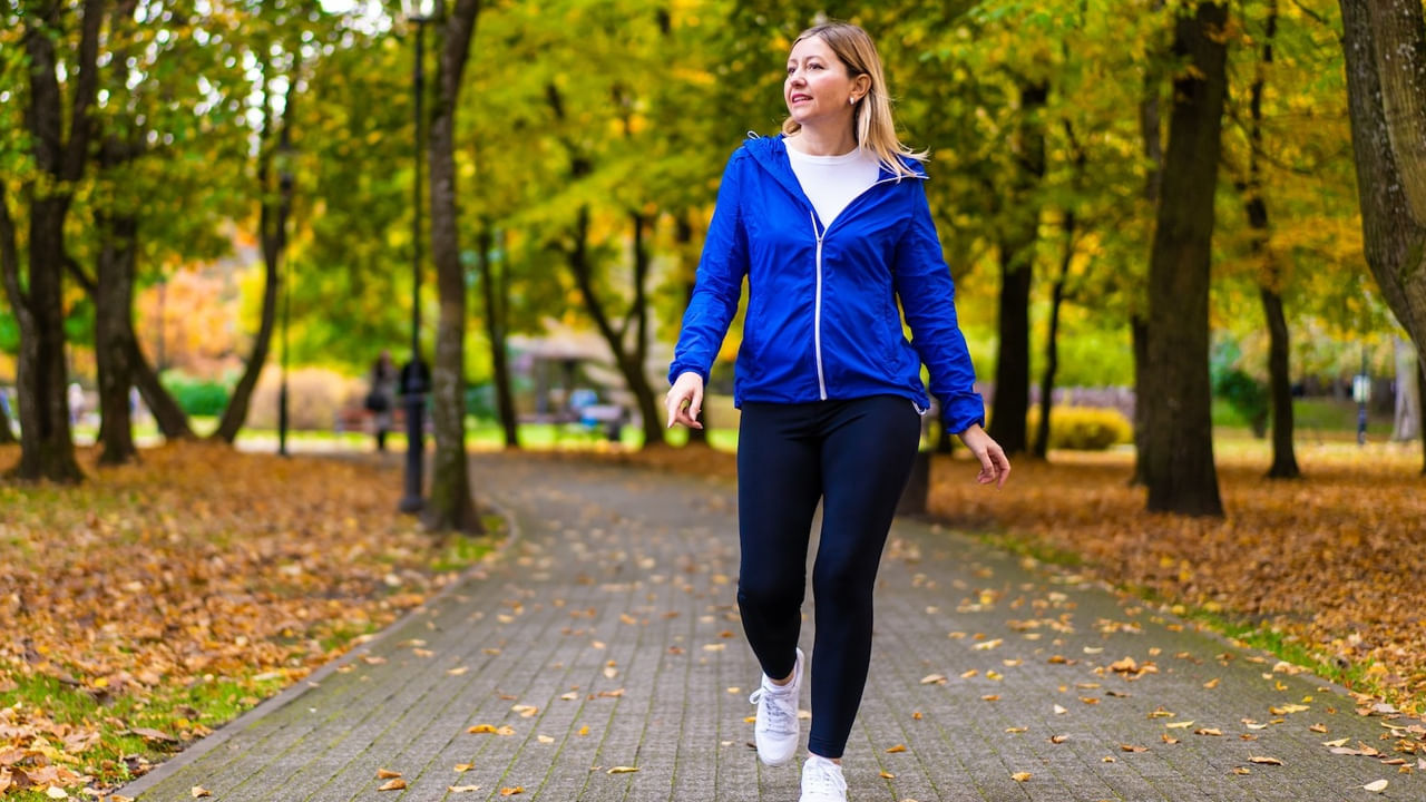 జీవక్రియను పెంచుతుంది: రోజుకు 10 వేల నడక పద్ధతి వ్యాయామం తర్వాత కూడా జీవక్రియ రేటును పెంచడంలో సహాయపడుతుంది. ఫలితంగా మెరుగైన బరువు తగ్గడానికి సహాయపడుతుందని నిపుణులు అంటున్నారు.