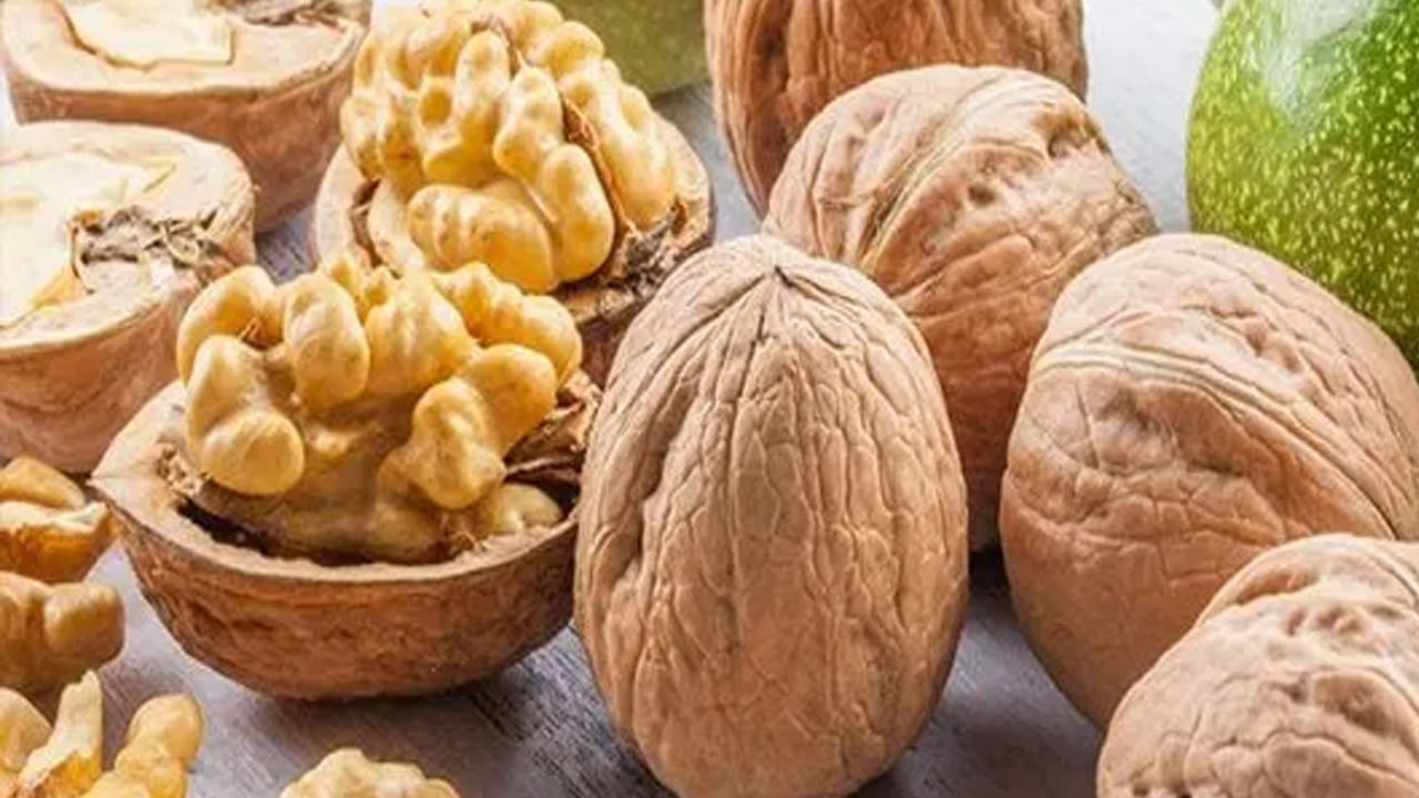 ప్రతిరోజూ అరకప్పు వాల్‌నట్స్‌ను తీసుకోవడం ద్వారా చెడు కొలెస్ట్రాల్‌కు చెక్‌పెడుతూ గుండె ఆరోగ్యాన్ని బాగు చేస్తుందని పరిశోధనల్లో తేలింది. వాల్‌నట్స్‌ను నిత్యం ఆహారంలో భాగం చేసుకున్న వారిలో కొలస్ట్రాల్‌ స్థాయిలు 8.5 శాతం తగ్గినట్లు శాస్త్ర‌వేత్త‌లు గుర్తించారు.