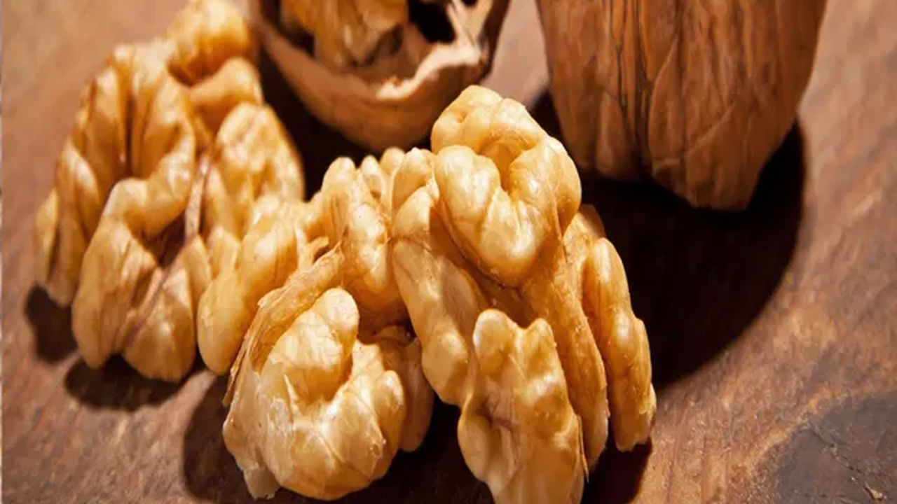 వాల్‌నట్స్‌ హృదయానికే కాకుండా మెదడు ఆరోగ్యాన్ని కూడా ప్రభావితం చేస్తుంది. ముఖ్యంగా గర్భిణీలు వాల్‌నట్స్‌ తీసుకోవడం వల్ల పుట్టబోయే చిన్నారి మానసిక ఆరోగ్యంపై ప్రభావం చూపుతుందని నిపుణులు చెబుతున్నారు.