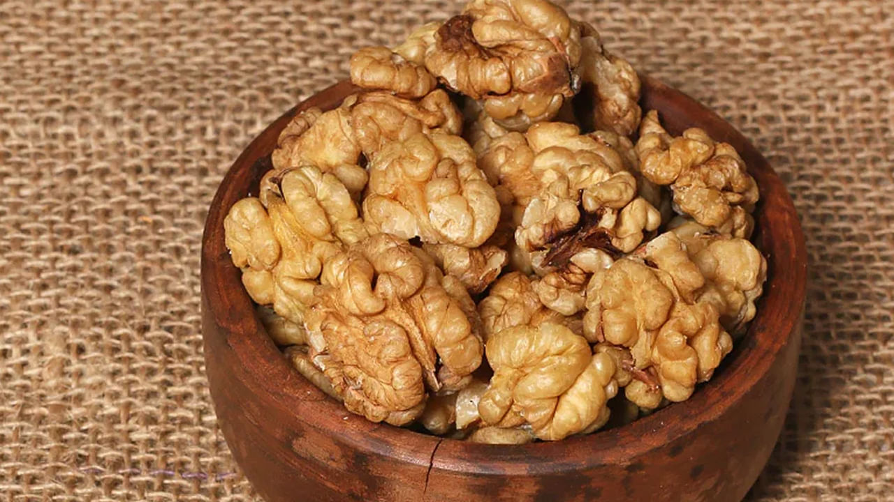 వాల్‌నట్స్‌ ఆరోగ్యానికి ఎంతో మేలు చేస్తుందని మనందరికీ తెలిసిందే. ఆరోగ్య నిపుణులు కూడా వాల్‌నట్స్‌ను ఆహారంలో భాగం చేసుకోమని సూచిస్తుంటారు. తాజాగా ఈ విషయాన్ని మరోసారి రుజువు చేశారు స్పెయిన్‌కు చెందిన డి బార్సిలోనా పరిశోధకులు. సుమారు 628 మందిని పరిగణలోకి తీసుకొని మరీ శాస్ర్తవేత్తలు ఈ నిర్ణయానికి వచ్చారు.