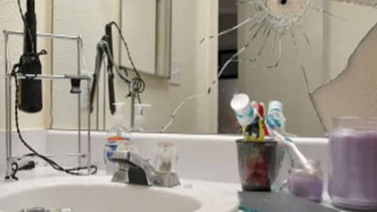 వాస్తు శాస్త్రం ప్రకారం, ఎప్పుడూ కూడా బాత్‌రూమ్‌లో పగిలిన గాజు ఉండటం శ్రేయస్కరం కాదు. ఇది మీకు చాలా కష్టాలను తీసుకొస్తుంది. అందువలన మీరు మీ బాత్ రూమ్‌లో పగిలిన గాజు వంటిది ఉంటే వెంటనే తీసివెయ్యడం చాలా వరకు శ్రేయస్కరం.