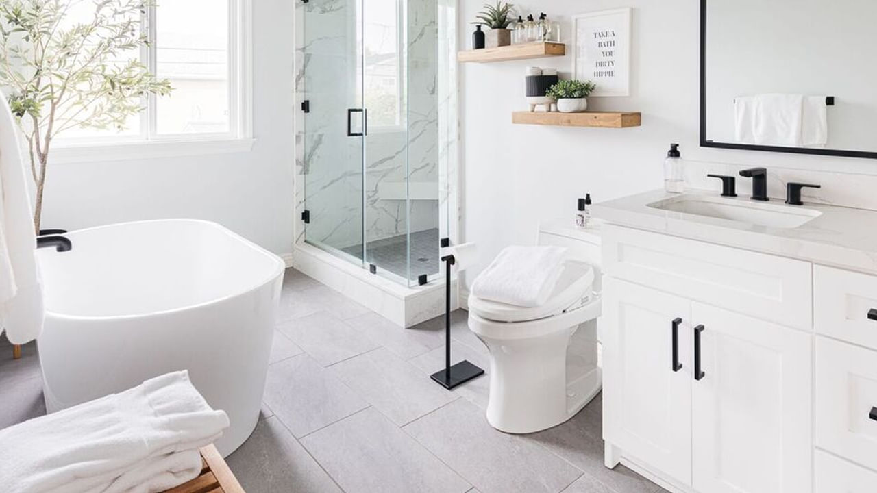 కొందరు స్నానం చేసే క్రమంలో తడి బట్టలను బాత్‌రూమ్‌లోనే ఉంచేస్తుంటారు. కానీ అలా చేయడం కూడా చాలా ప్రమాదకరం అంట. ఎవరైతే ఎక్కువ సేపు బాత్‌రూమ్‌లో తడి బట్టలను ఉండనిస్తారో, వారు వాస్తు సమస్యలు ఎదర్కోక తప్పదని చెబుతున్నారు నిపుణులు.