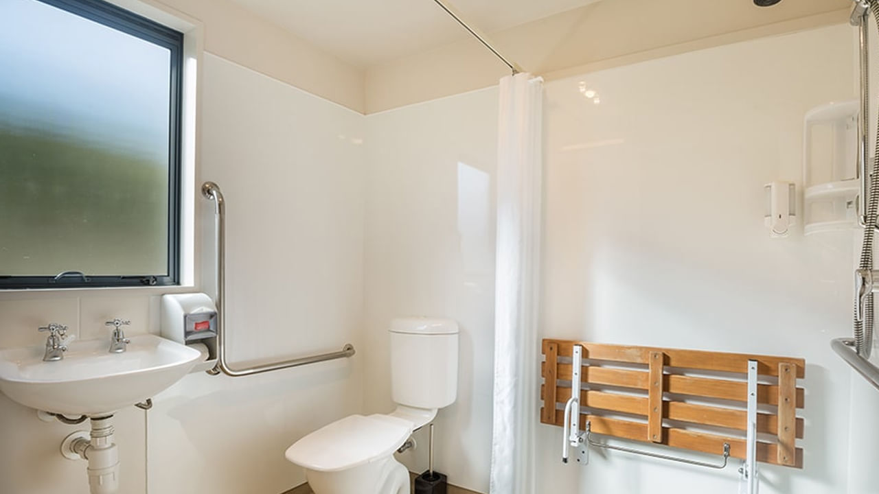 వాస్తు శాస్త్రంలో చెప్పుల గురించి అనేక విషయాలు తెలియజేయడం జరిగింది. ఎప్పుడూ కూడా, గుమ్మానికి ఎదురుగా, చెప్పులు విప్ప కూడదు అంటారు. అదే విధంగా, బాత్ రూమ్‌లో కూడా విరిగిన చెప్పులు ఉండటం శ్రేయస్కరం కాదంట. ఇది పేదరికానికి, అప్పుల సమస్యలకు కారణం అవుతుందని చెబుతున్నారు వాస్తు శాస్త్ర నిపుణులు.