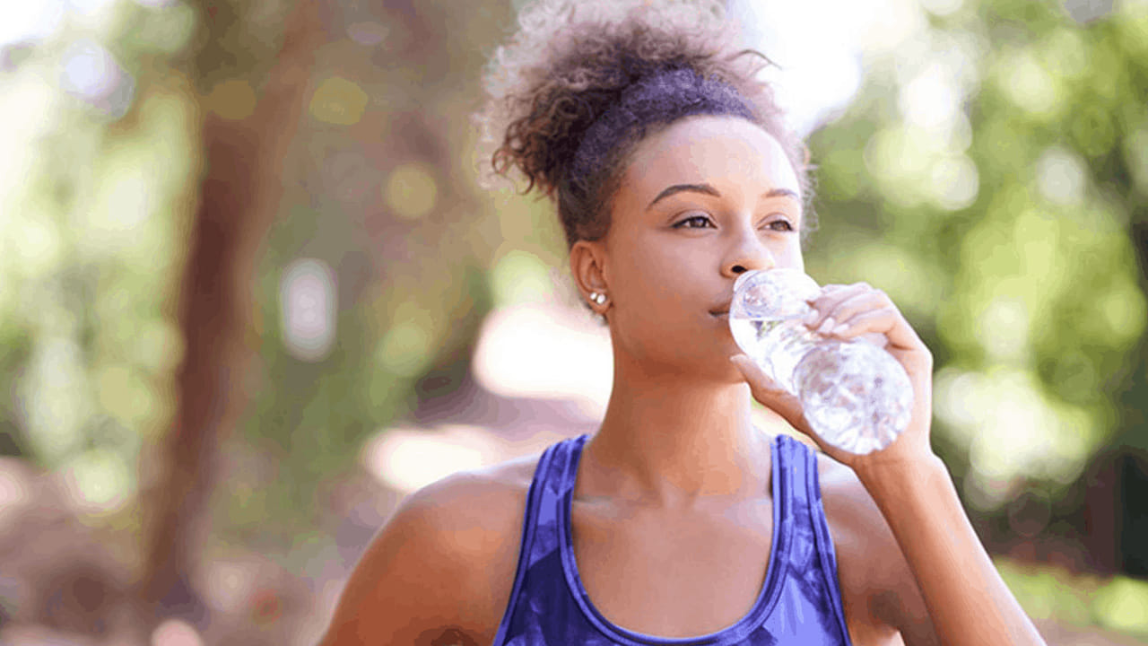 వాటర్ బాటిల్ : బాటిల్ లోపల తేమతో కూడిన వాతావరణం బ్యాక్టీరియా పెరుగుదలను ప్రోత్సహిస్తుంది. కాబట్టి, బాటిల్‌ను క్రమం తప్పకుండా శుభ్రం చేయాలి లేకపోతే.. ఆ బాటిల్‌లో ఉండే బ్యాక్టీరియా కడుపు, పేగుల్లోకి వెళ్లి వ్యాధులకు దారితీస్తుంది.