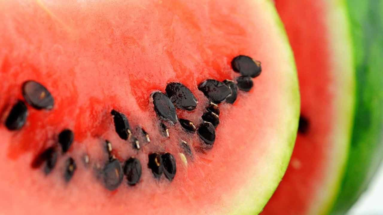 పుచ్చకాయ గింజల్లో కేలరీలు చాలా తక్కువ. బరువు తగ్గడానికి చాలా సహాయపడుతుంది. మరోవైపు, శరీరానికి అవసరమైన రాగి, జింక్, పొటాషియం, మెగ్నీషియం ,  ఐరన్ వంటి ఖనిజాలు ,  పోషకాలు ఉన్నాయి. దీంతో శరీరంలో రోగనిరోధక శక్తి కూడా పెరుగుతుంది.