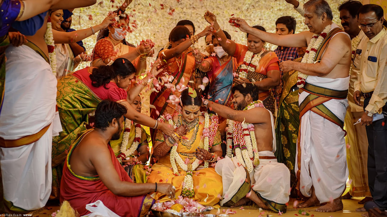 శుభకార్యాలు: అమావాస్య రోజున ఎలాంటి శుభకార్యక్రమాలు జరగవని మనిందరికీ తెలిసిందే. వివాహం మొదలు చిన్న చిన్న శుభ కార్యాలను కూడా అమావాస్య రోజున నిర్వహించారు. అంతేకాదు ఈ రోజు నిర్మాణ పనులు కూడా చేపట్టరు. ముఖ్యంగా వృధా ఖర్చులు చేయడం వల్ల ఆర్థికంగా ఇబ్బందులు ఎదురయ్యే అవకాశం ఉంటుందని చెబుతుంటారు.