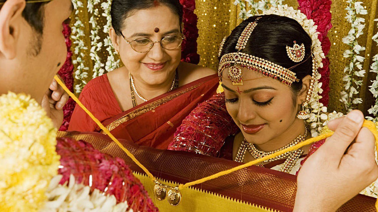 దక్షిణ భారతదేశంలో "తాళి" లేదా "తిరుమాంగళ్యం" అని పిలువబడే మంగళసూత్రం పొడవైన పసుపు దారం, లాకెట్టును కలిగి ఉంటుంది. ఇది తరచుగా అదృష్టానికి సంబంధించిన దేవతల చిత్రాలను కలిగి ఉంటుంది. ఇతర ప్రాంతాలలో ఇది నల్ల పూసలతో కూడిన హారము, బంగారు లాకెట్టు కావచ్చు.