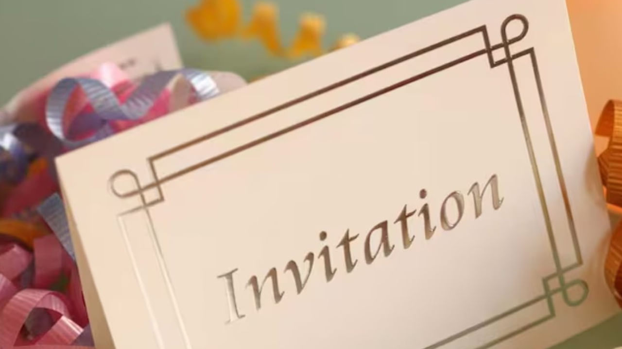 ఈ మధ్య కాలంలో చాలా మంది పెళ్లి పత్రికలపై వధూవరుల ఫొటోలను వేయించుకుంటున్నారు. కానీ వాస్తు శాస్త్రం ప్రకారం పెళ్లి కార్డుపై వధూ వరుల ఫొటోలు వేయించుకోవడం అశుభకరమైనదంట. ఇది ఇద్దరిపై చెడు దృష్టిని పెంచడమే కాకుండా, వివాహ సమయంలో విభేదాలు, ఉద్రిక్తత వాతావరణం చోటు చేసుకునే ఛాన్స్ ఉంటుందంట. అందుకే ఎప్పుడు కూడా పెళ్లి పత్రికలపై ఫొటోలు వేయించుకోకూడదంట.