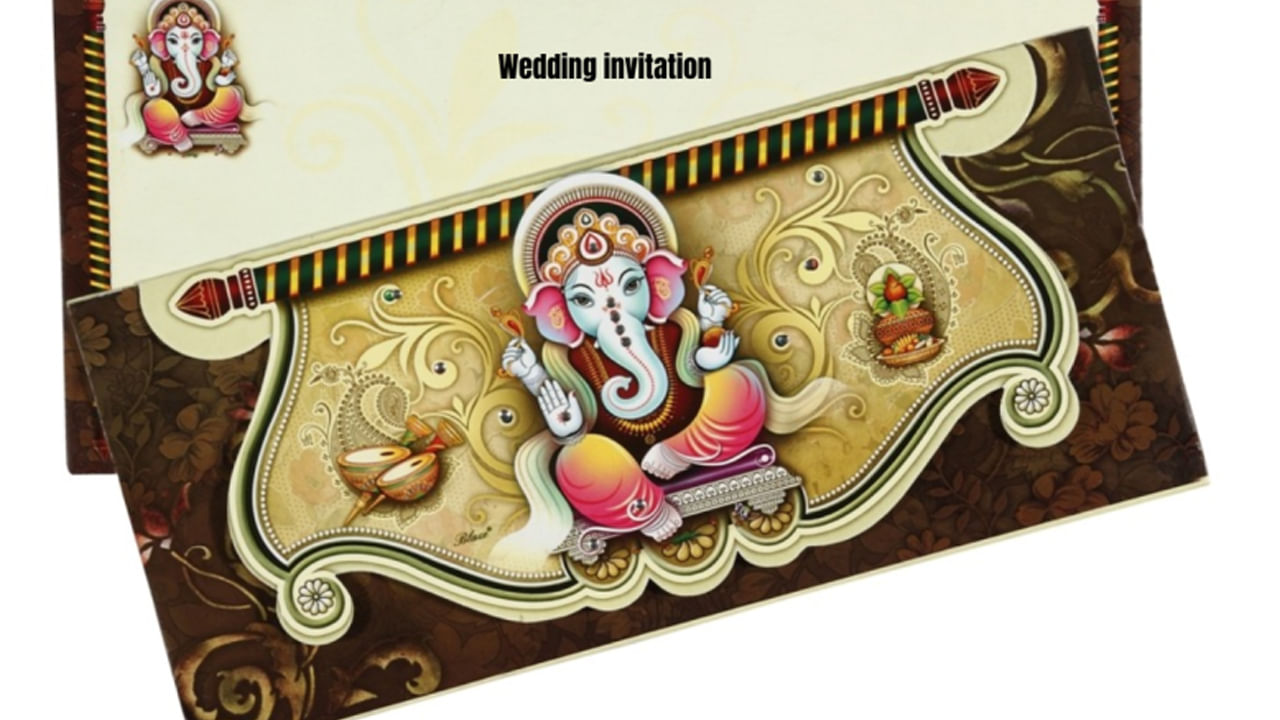 ప్రస్తుతం పెళ్లీల సీజన్ నడుస్తుంది. కార్తీక మాసం అవ్వడంతో ఈ సమయంలో చాలా మంది తమ పిల్లలకు వివాహం నిశ్చయం చేస్తుంటారు. ఇక వివాహం అంటే అందరికీ గుర్తు వచ్చేది, పెళ్లి పత్రికలు. ప్రతి ఒక్కరూ తమ వివాహానికి హాజరు అవ్వాలని బంధు మిత్రులకు వెడ్డింగ్ కార్డ్స్ పంపిస్తుంటారు. అయితే దీనిపై వాస్తు శాస్త్రం ప్రభావం చాలా ఎక్కువగా ఉంటుందంట. అందుకే పెళ్లి పత్రికల విషయంలో తప్పకుండా కొన్ని నియమాలు పాటించాలంటున్నారు వాస్తు నిపుణులు. అవి ఏవో ఇప్పుడు చూద్దాం.