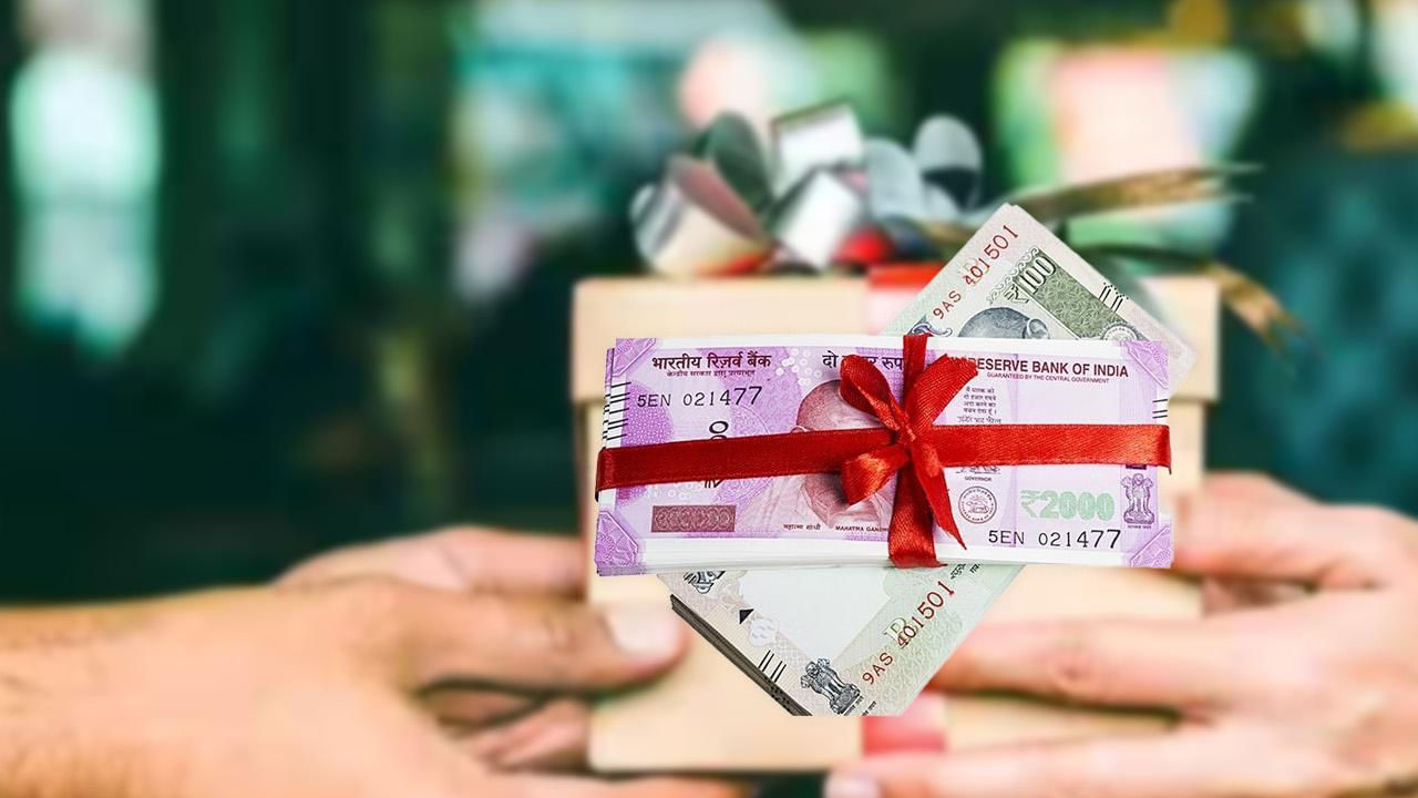 చాలా వరకు పెళ్లి బహుమతులపై పన్ను మినహాయింపు ఉంటుంది. కానీ 2025లో వివాహం చేసుకునే జంటలు తమ బహుమతులకు సంబంధించిన పూర్తి ఆధారాలు తమ వద్ద ఉంచుకోవాలి. అటువంటి సమయంలోనే మీరు పన్ను కట్టకుండా ఉండచ్చు, ఒక వేళ మీరు ఎలాంటి రుజువులు చూపించకుండా, వ్యక్తి బంధువు లేదా స్నేహితుల నుంచి 50.000 కంటే ఎక్కువ విలువైన బహుమతులు పొందినట్లు అయితే పన్ను విధించడం ఖాయం అంటున్నారు నిపుణులు.