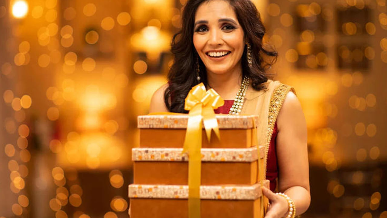 వివాహం అయిన 11 నెలల తర్వాత ఇచ్చే వివాహ బహుమతులకు కూడా పన్ను మినహాయింపు ఉంటుందంట. అయితే అన్నింటికీ మినహాయింపు ఉన్నప్పటికీ, పన్ను కార్యాలయం దానిని గుడ్డిగా అంగీకరించదు, వివాహానికి సంబంధించిన రుజువులు, బహుమతికి సంబంధించిన రుజువులు, క్లెయిమ్ మినహాయింపు, వివాహ కార్డు, అతిథిల జాబితా, బ్యాంకు రికార్డులు, బహుమతుల సందేశాలు చూపించే ఫొటోలు, వీడియోలు తప్పనిసరి అంట.