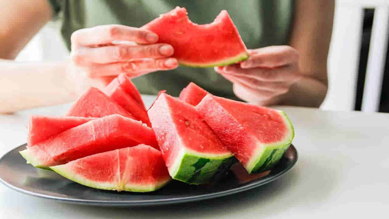 Who Should Avoid Watermelon: వామ్మో.. వీళ్లు పొరపాటున కూడా ఈ పండు తినొద్దు.. కోరి కష్టాలు కొనితెచ్చుకున్నట్టే
