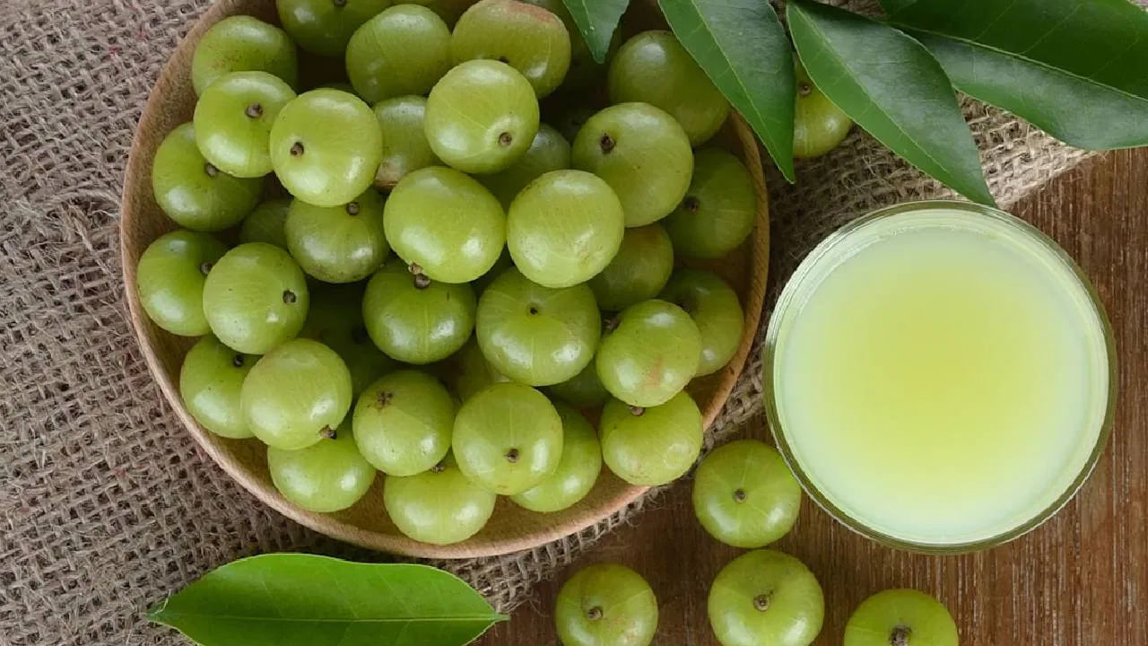 శీతాకాలంలో ప్రతి ఉదయం ఉసిరి జ్యూస్తో మీ రోజును ప్రారంభించాలి. ఉసిరి జ్యూస్లో విటమిన్ సి అధికంగా ఉంటుంది. ఉసిరి జ్యూస్ తాగడం వల్ల ఒంట్లో వ్యాధి నిరోధకత పెరిగి వ్యాధులు మీకు దూరంగా ఉంటాయి.