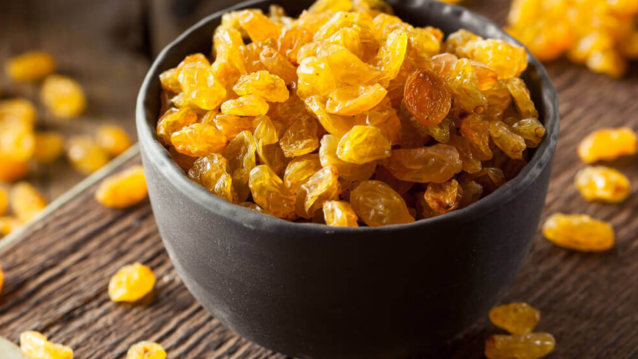 ఎండుద్రాక్షలను నీటిలో నానబెట్టి, రోజులో సమయం దొరికినప్పుడల్లా తింటూ ఉండాలి. ఇది ఆరోగ్యంగా ఉండటానికి సహాయపడుతుంది. దీనితో పాటు ఎండుద్రాక్ష అనేక ఆరోగ్య సమస్యలను నయం చేయడంలో సహాయపడుతుంది.