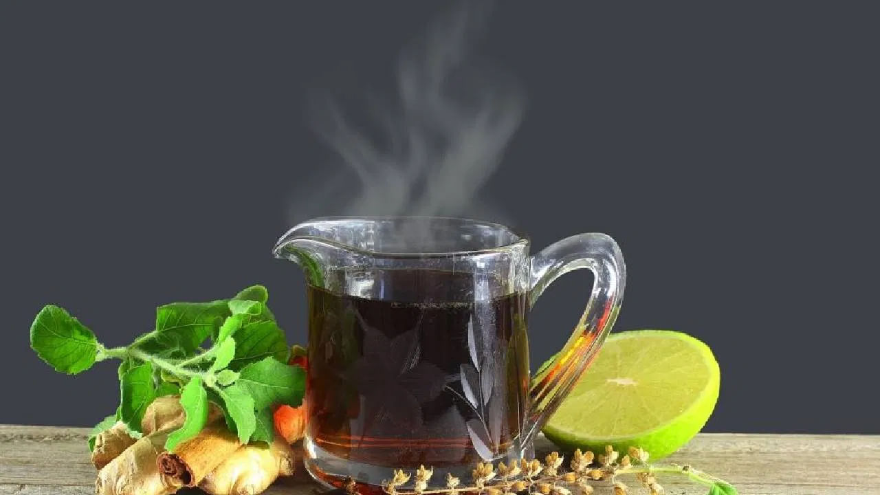 శీతాకాలంలో అతి పెద్ద సమస్య గొంతు నొప్పి. గొంతు నొప్పితో గొంతు బొంగురు పోయినట్లు అనిస్తుంది. దీనివల్ల భోజనం తినడం కూడా కష్టమవుతుంది. దీనికి పరిష్కారంగా కోసం చాలా మంది వేడి నీళ్లు తాగుతుంటారు.