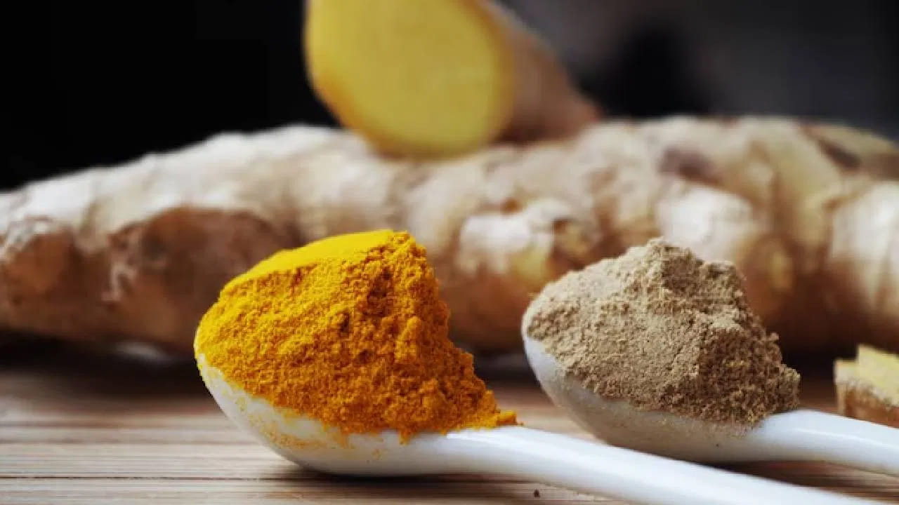 శీతాకాలంలో ఆరోగ్యంగా ఉండాలంటే అల్లం, పసుపు ముఖ్యమైన పాత్ర పోషిస్తాయి. ప్రతి ఉదయం గోరువెచ్చని నీటిలో అల్లం, పసుపు కలిపి తాగడం ప్రయోజనకరంగా ఉంటుంది. 