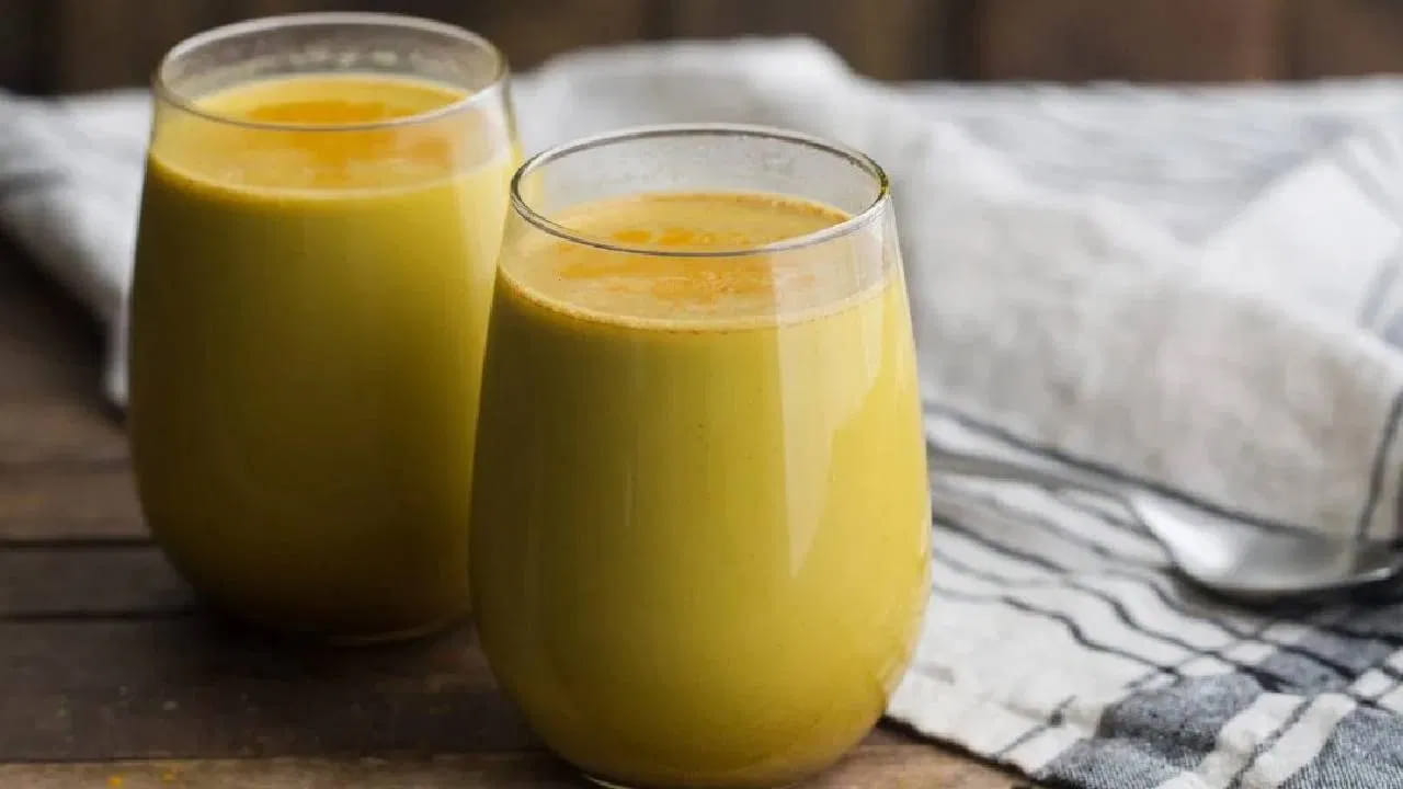 ఖాళీ కడుపుతో అల్లం, పసుపు కలిపిన నీళ్లు తాగడం వల్ల అనేక ఆరోగ్య సమస్యలు నయమవుతాయి. ఇది రోగనిరోధక శక్తిని పెంచడంలో కూడా సహాయపడుతుంది. 