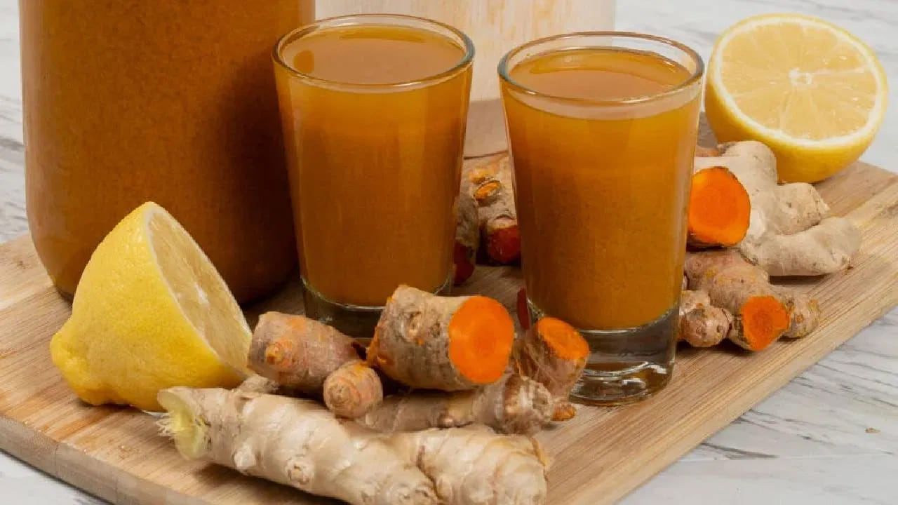 శీతాకాలంలో అల్లం సంజీవనిలా పని చేస్తుంది. జలుబును నివారించడంలో ఇది చాలా ప్రభావవంతంగా ఉంటుంది. ఇన్ఫెక్షన్లతో పోరాడటానికి ఇది సహాయపడుతుంది. అల్లం, పసుపు కలిపిన నీళ్లు తాగడం వల్ల గొంతు నొప్పి తగ్గుతుంది. 