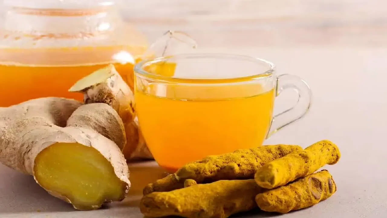 ప్రతి ఉదయం ఖాళీ కడుపుతో పసుపు, అల్లం కలిపిన నీళ్లు తాగడం వల్ల బరువు తగ్గడంలో కూడా సహాయపడుతుంది. ఫలితంగా నాజూకైన ఒళ్లు మీ సొంతం అవుతుంది.