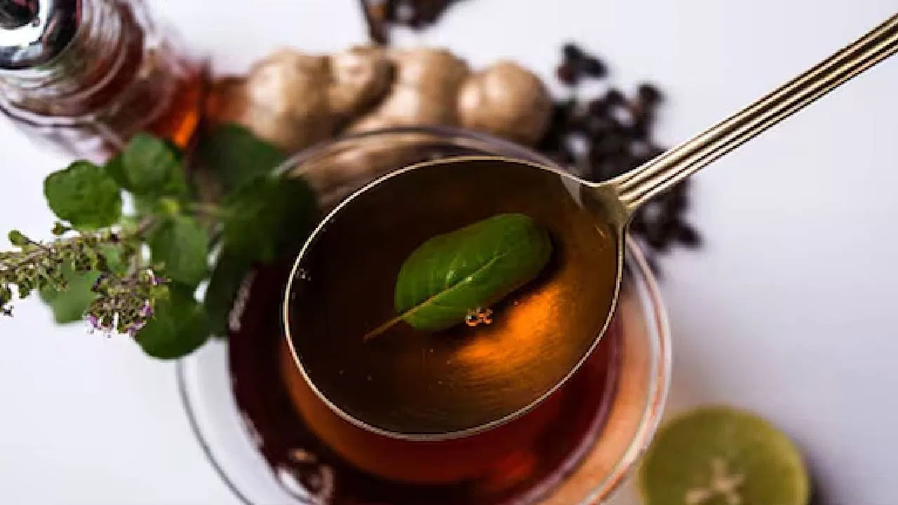 మారుతున్న వాతావరణం శరీర రోగనిరోధక శక్తిని బలహీనపరుస్తుంది. దీని వలన అనారోగ్యానికి గురయ్యే అవకాశాలు పెరుగుతాయి. అలాంటి సందర్భాలలో ప్రత్యేక శ్రద్ధ వహించాలి.