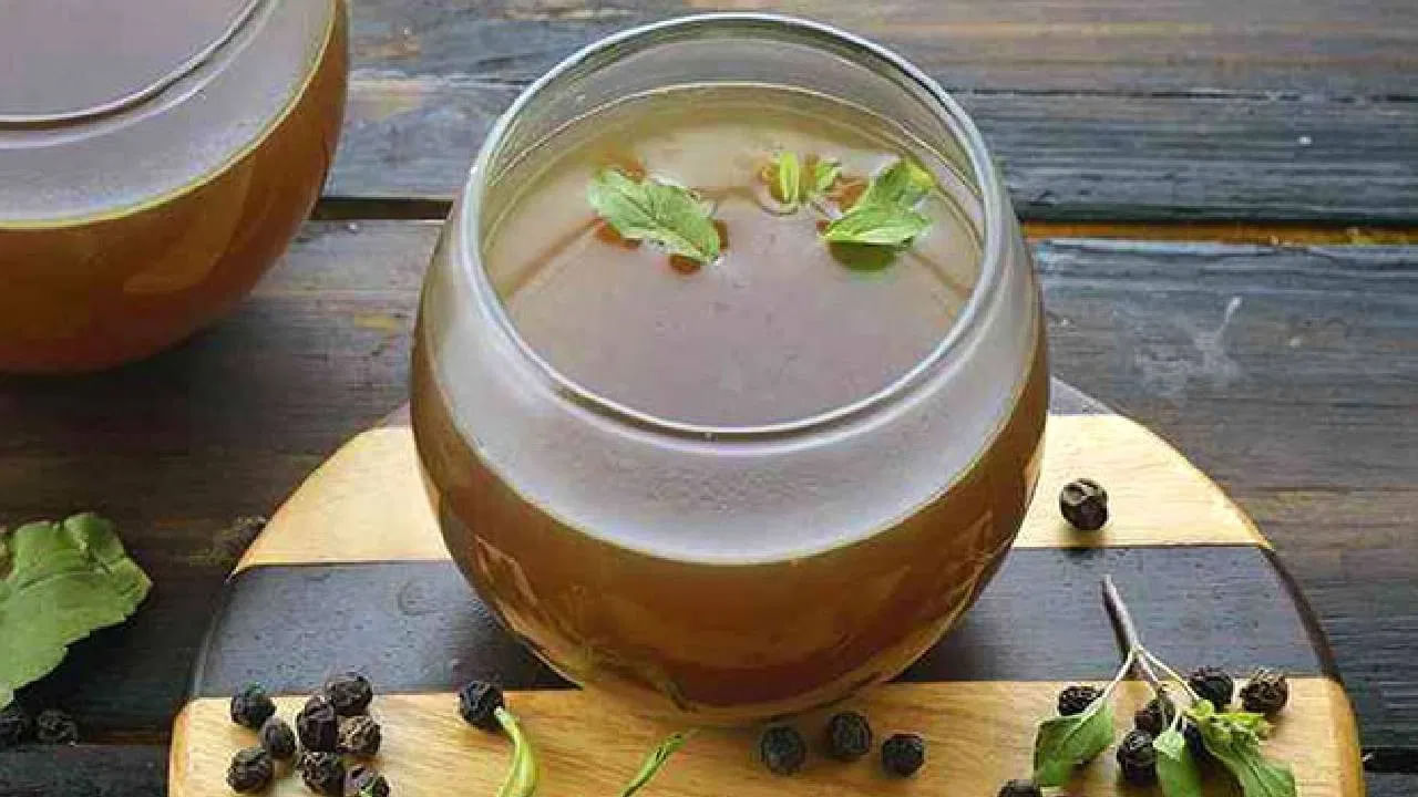 శీతాకాలంలో ఆరోగ్యంగా ఉండటానికి మీరు ఏమి తింటారు, ఏం తాగుతారు అనే విషయంపై ప్రత్యేక శ్రద్ధ తీసుకోవాలి. అందుకు కొన్ని ముఖ్యమైన పానీయాలు ఎంతో తోడ్పడతాయని అంటున్నారు ఆరోగ్య నిపుణులు. రోజూ ఉదయం పూట వేడివేడిగా ఈ పానియాలు కప్పు తాగితే.. శీతాకాలంలో ఎప్పటికీ అనారోగ్యానికి గురికారు.