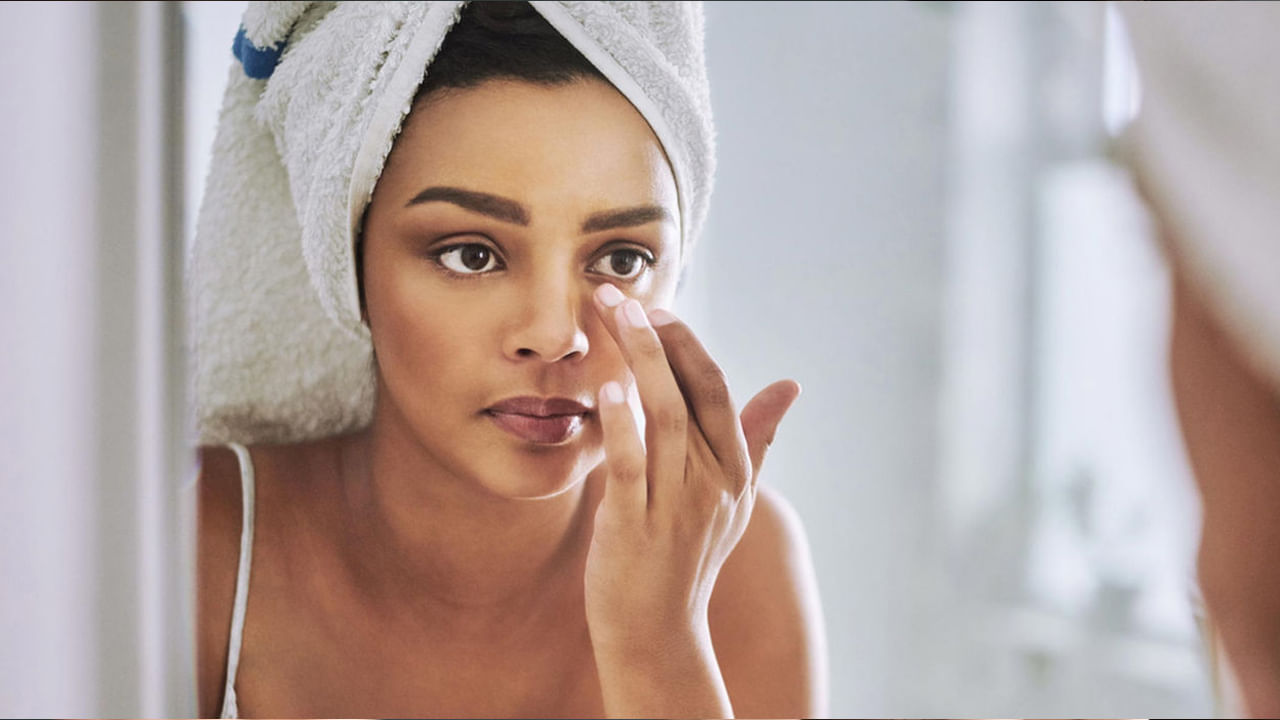 శీతాకాలం మొదలైంది. నవంబర్ నెలలోనే చలి తీవ్రత అనేది చాలా ఎక్కువగా ఉంది. అయితే సీజన్లో చాలా మంది స్కిన్ ప్రాబ్లమ్స్తో ఇబ్బంది పడుతుంటారు. ముఖం, చేతులు, లిప్స్ పగిలిపోయి, చర్మం పొడిబారడం వంటి సమస్యలతో ఇబ్బంది పడుతుంటరు. అయితే ఇలా ముఖం పగలకుండా ఉండాలి అంటే తప్పకుండా కొన్ని చిట్కాలు పాటించాలంట.