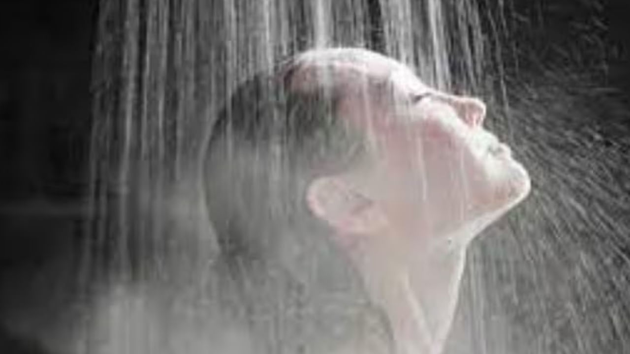 శీతాకాలంలో చాలా మంది ఎక్కువగా వేడి నీటితో స్నానం చేస్తుంటారు. కానీ ఇది అస్సలే మంచిది కాదంట. చాలా వేడిగా ఉండే నీటితో స్నానం చేయడం వలన ఇది చర్మాన్ని పొడిబారేలా చేయడ మే కాకుండా, చర్మ సమస్యలకు కారణం అవుతుందంట. అందుకే చలికాలంలో ఎక్కువవేడి నీటితో స్నానం చేయకూడదు, అలాగే చాలా సేపు వేడి నీటితో స్నానం చేయకూడదు అని చెబుతున్నారు నిపుణులు. ఇక స్నానం చేసిన తర్వాత తప్పకుండా చర్మ రక్షణ కోసం, మాయిశ్చరైజర్స్ ఉపయోగించాలంట.